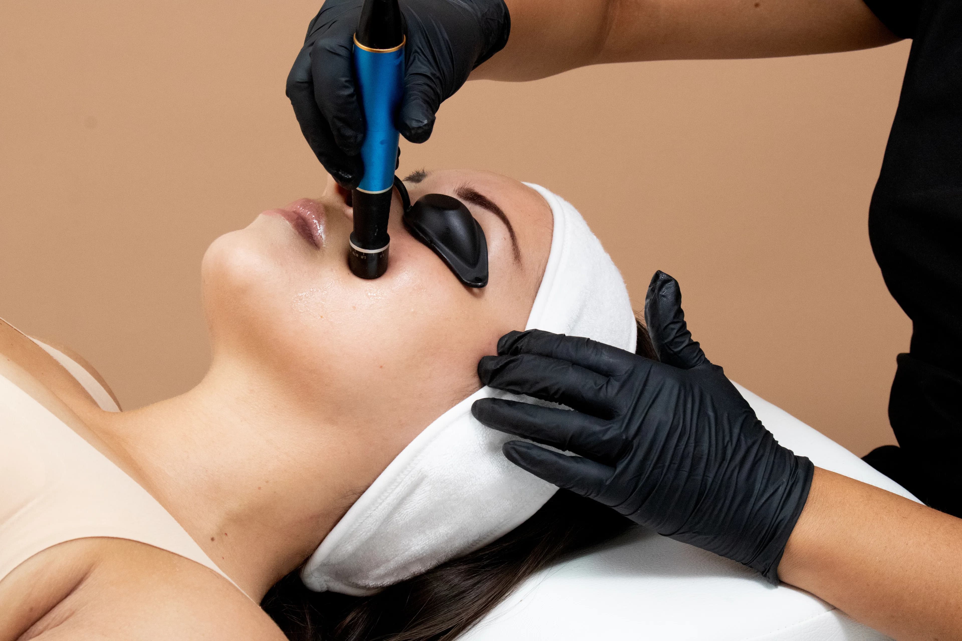 Tratamiento facial profesional de limpieza profunda en Eugenia Style Villa Luro